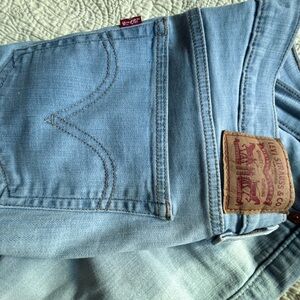 Levi's Boyfriend Jeans in Light Blue Denim